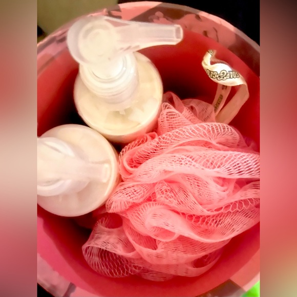 Brand New 🧼 The Birthday Box Soap & Glory Set 🧼 Love to Chat Make an Offer🌻 - Picture 2 of 3